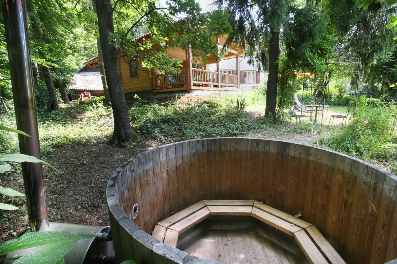 Blockhaus Chalet Mit Beheizbarem Badefass Und Infrarotsauna Auf Der Terrasse Oberschützen Extérieur photo